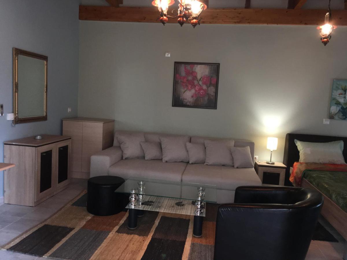 Archontiko Kirfis In Desfina Aparthotel Bagian luar foto